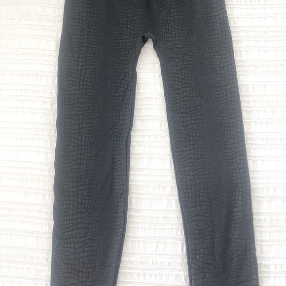 NEW, Black Textured Stretchy Leggings W/ Elastic Tummy Control Sz: L/XL - Picture 3 of 5